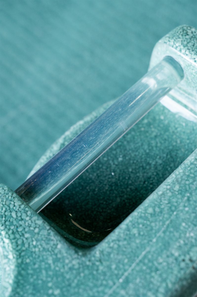 Detalle del granito y el rebalse de agua de una minipiscina Granitha