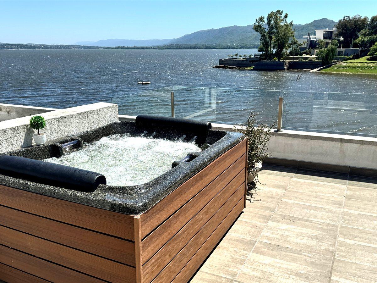 Hidromasaje Veronna Onda: En una terraza frente al lago
